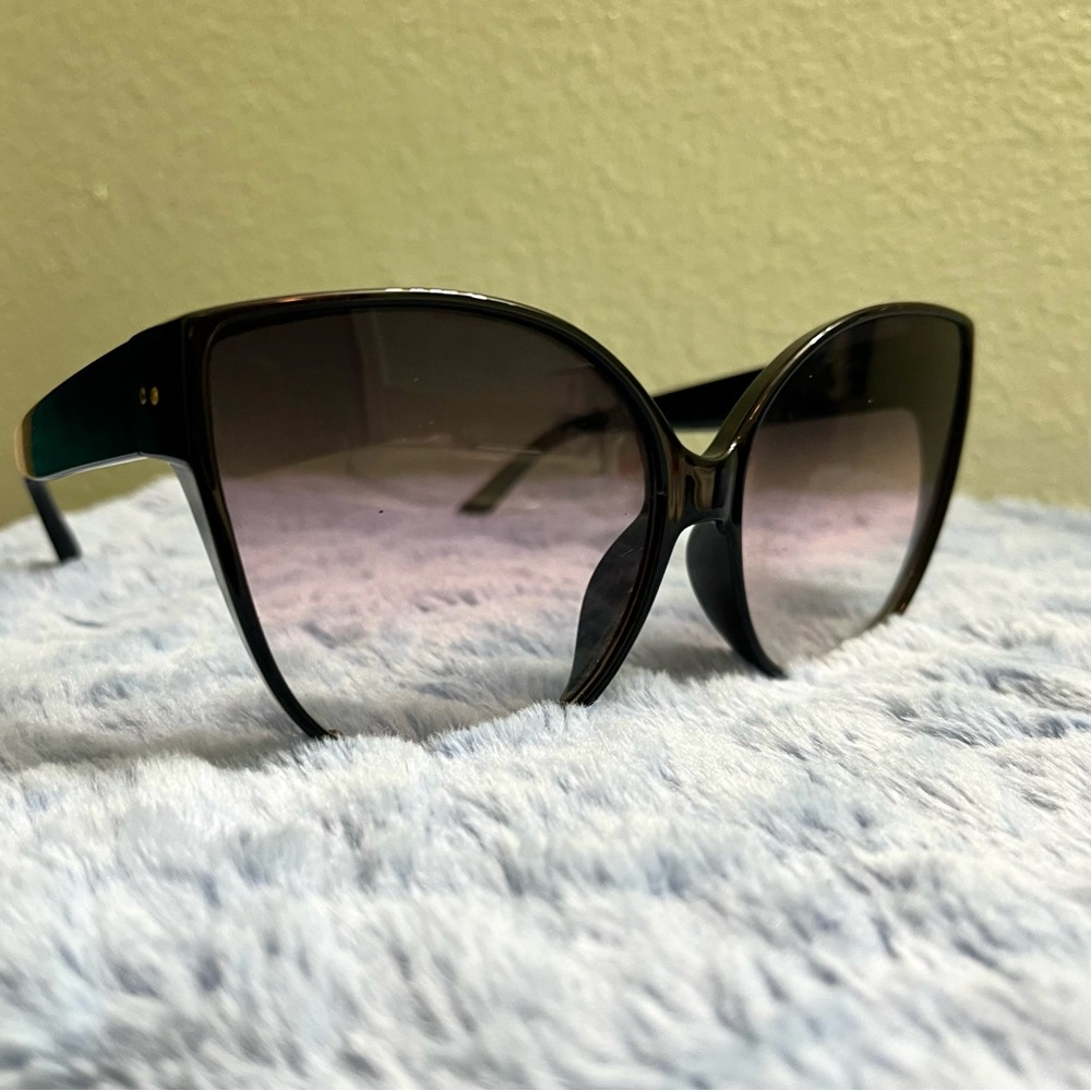 Chic Black Sunglasses